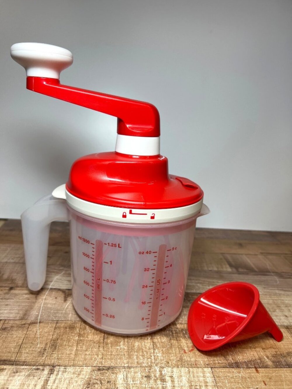 Tupperware Whip N Mix Chef Mixer Batter Bowl 5 Cups 1.2L